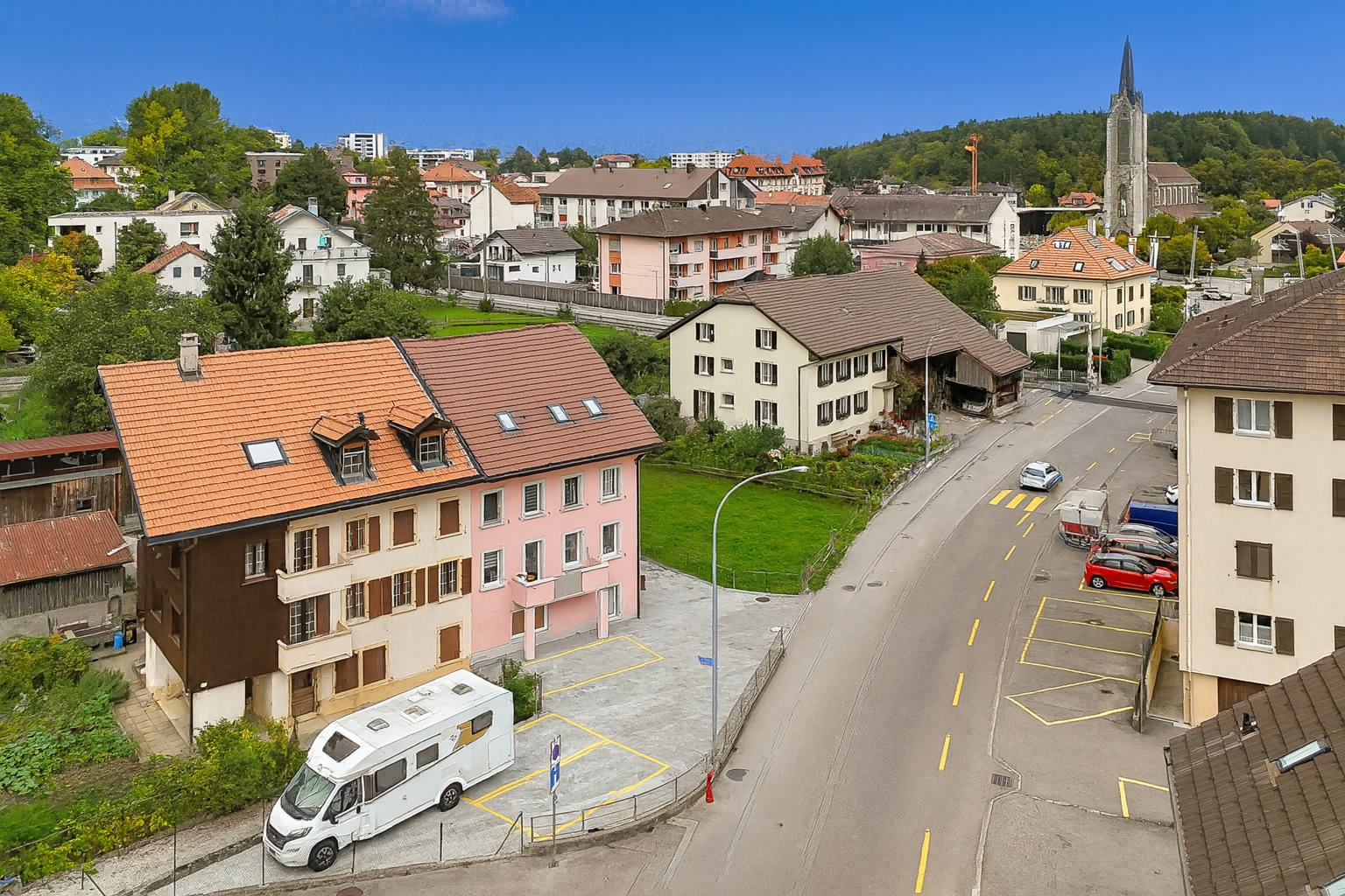 façade avec drone view, day time, vue résidentielle, residential view, et parking