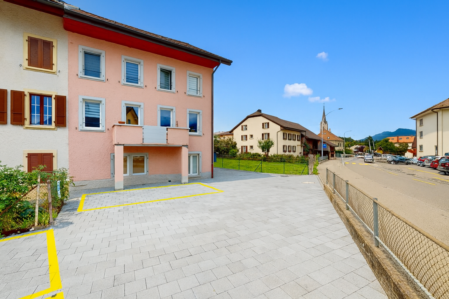 extérieur du bâtiment avec clôture, day time, parking, vue résidentielle, et residential view