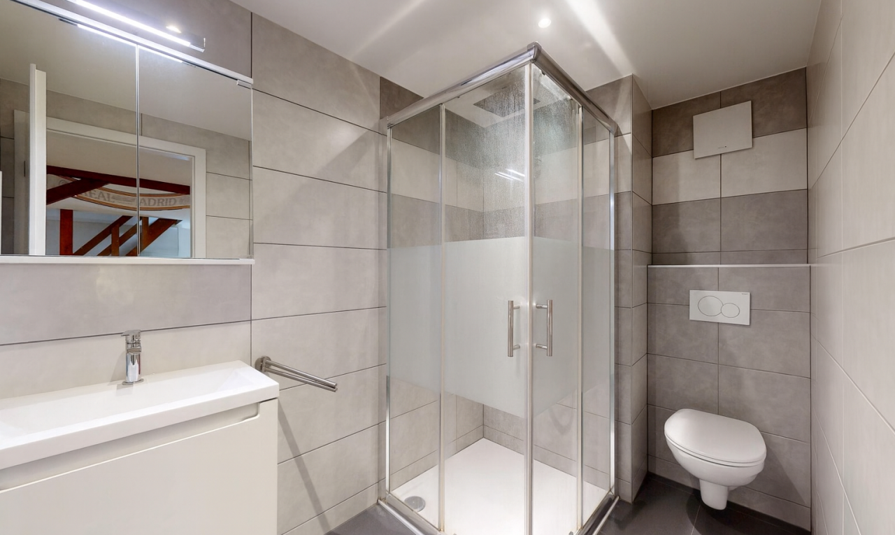 salle de bains avec mur en carrelage, tile wall, miroir, salle de bain complète, et lavabo (ou coiffeuse selon le contexte)
