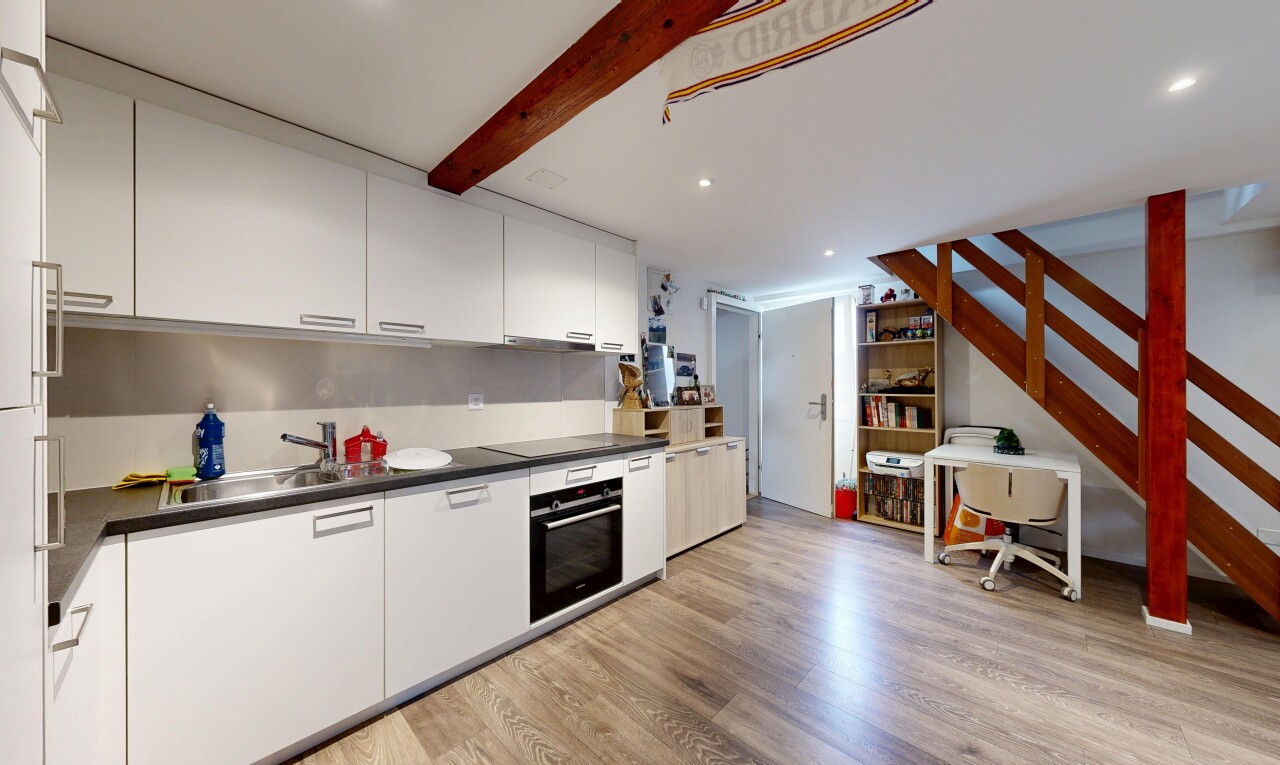 cuisine avec sol en finition bois, wood finish floor, plans de travail, armoires blanches, et four