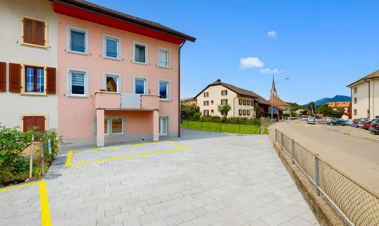 extérieur du bâtiment avec clôture, day time, parking, vue résidentielle, et residential view