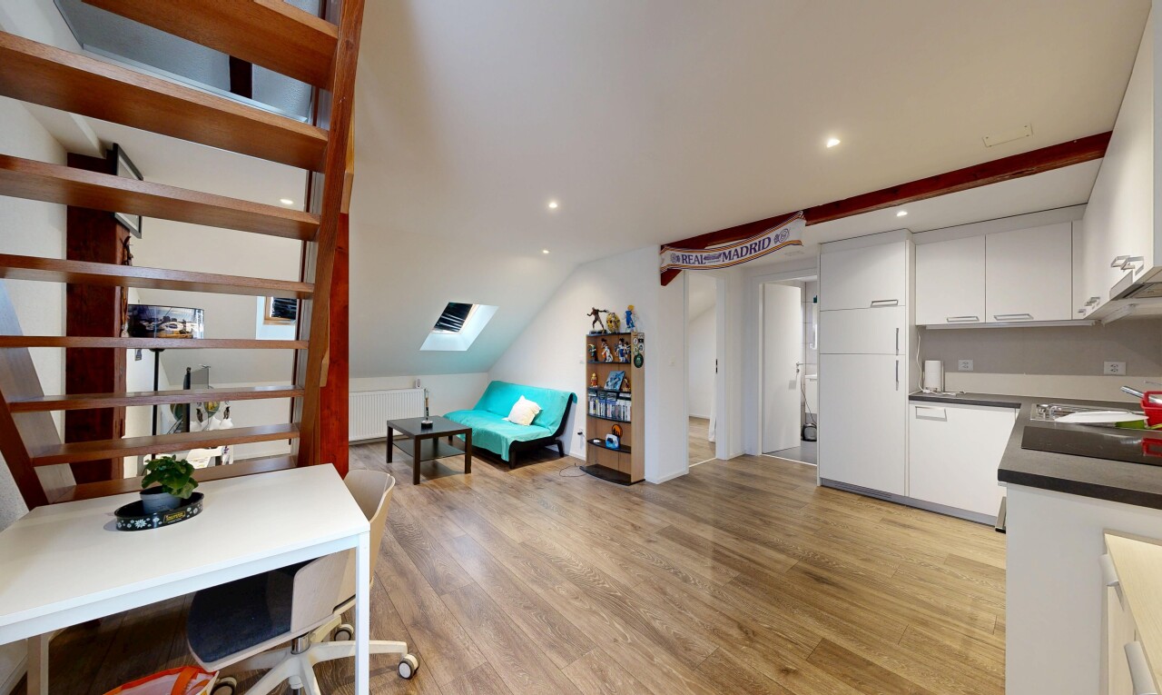cuisine avec armoires blanches, plans de travail, inside property, sol en finition bois, et wood finish floor