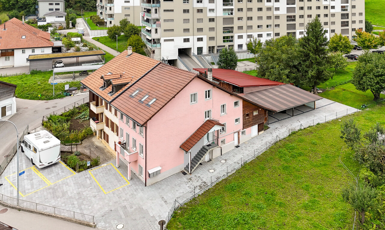 extérieur du bâtiment avec parking et drone view