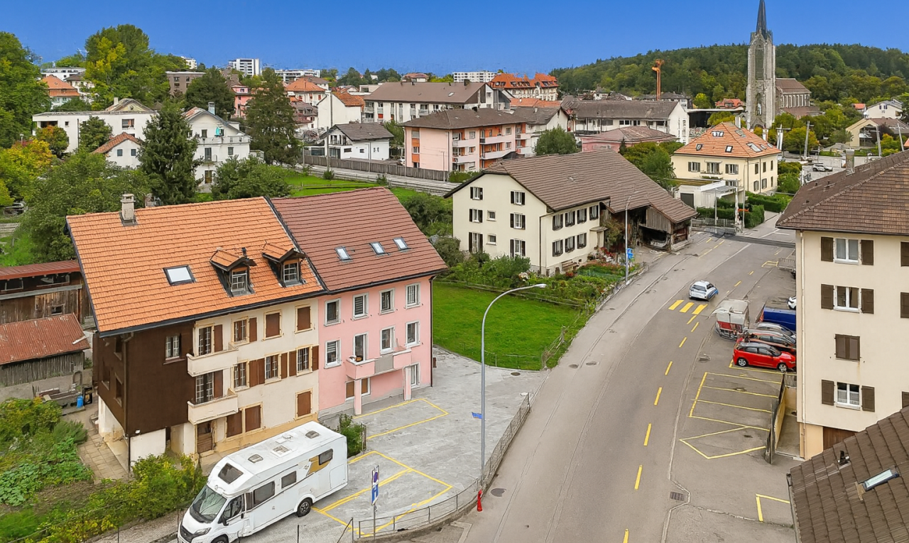 façade avec drone view, day time, vue résidentielle, residential view, et parking