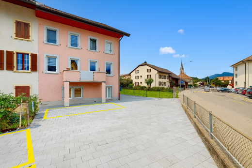 außenansicht mit zaun, day time, parkplatz, wohngebietblick, und residential view