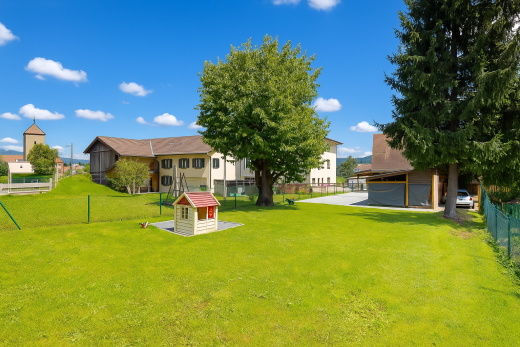 garten mit zaun, rasen, day time, property visible, und außenansicht