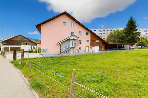 außenansicht mit property visible, day time, zaun, und stuckverkleidung