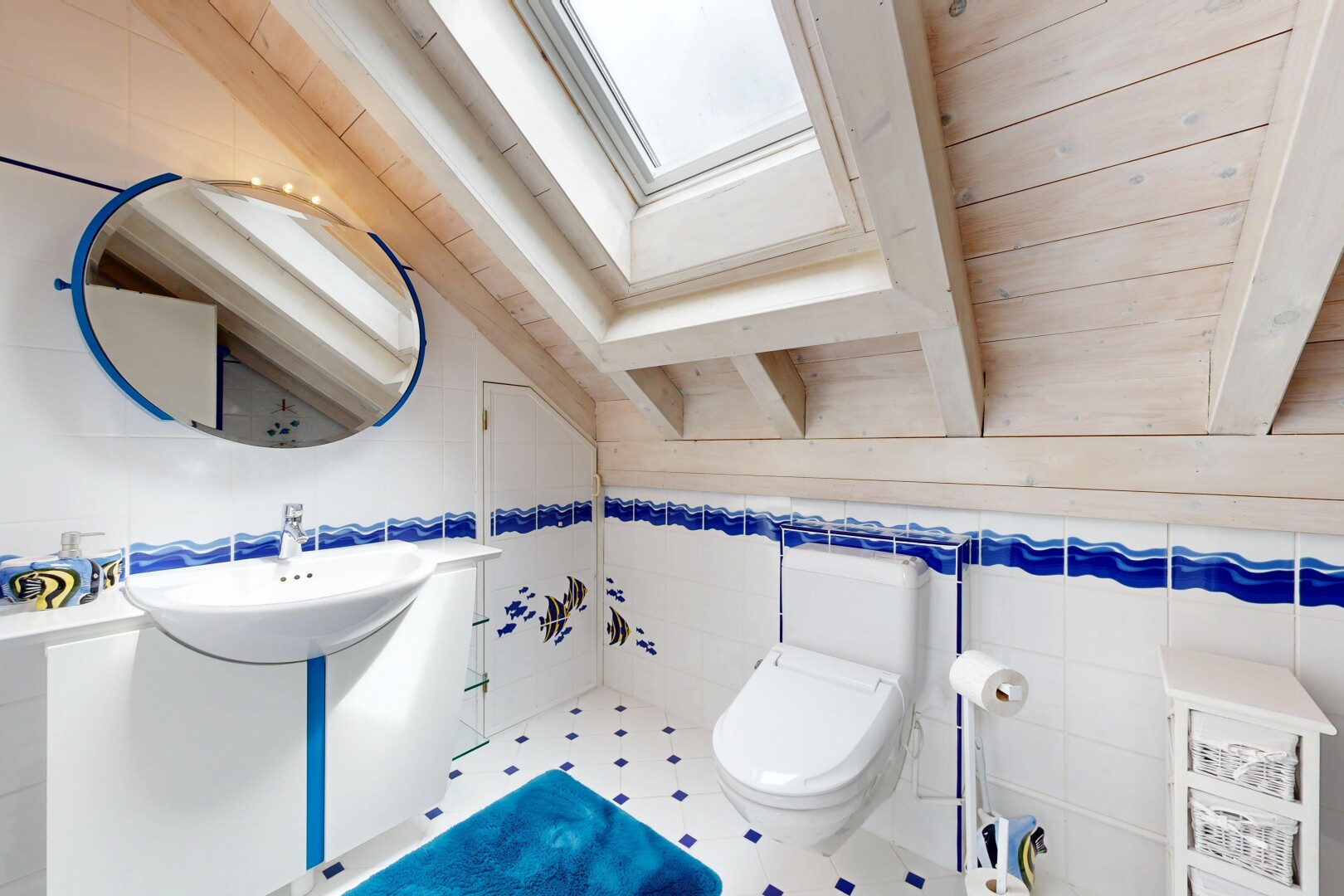 bad mit fliesenwand, tile wall, toilette, spiegel, und inside property