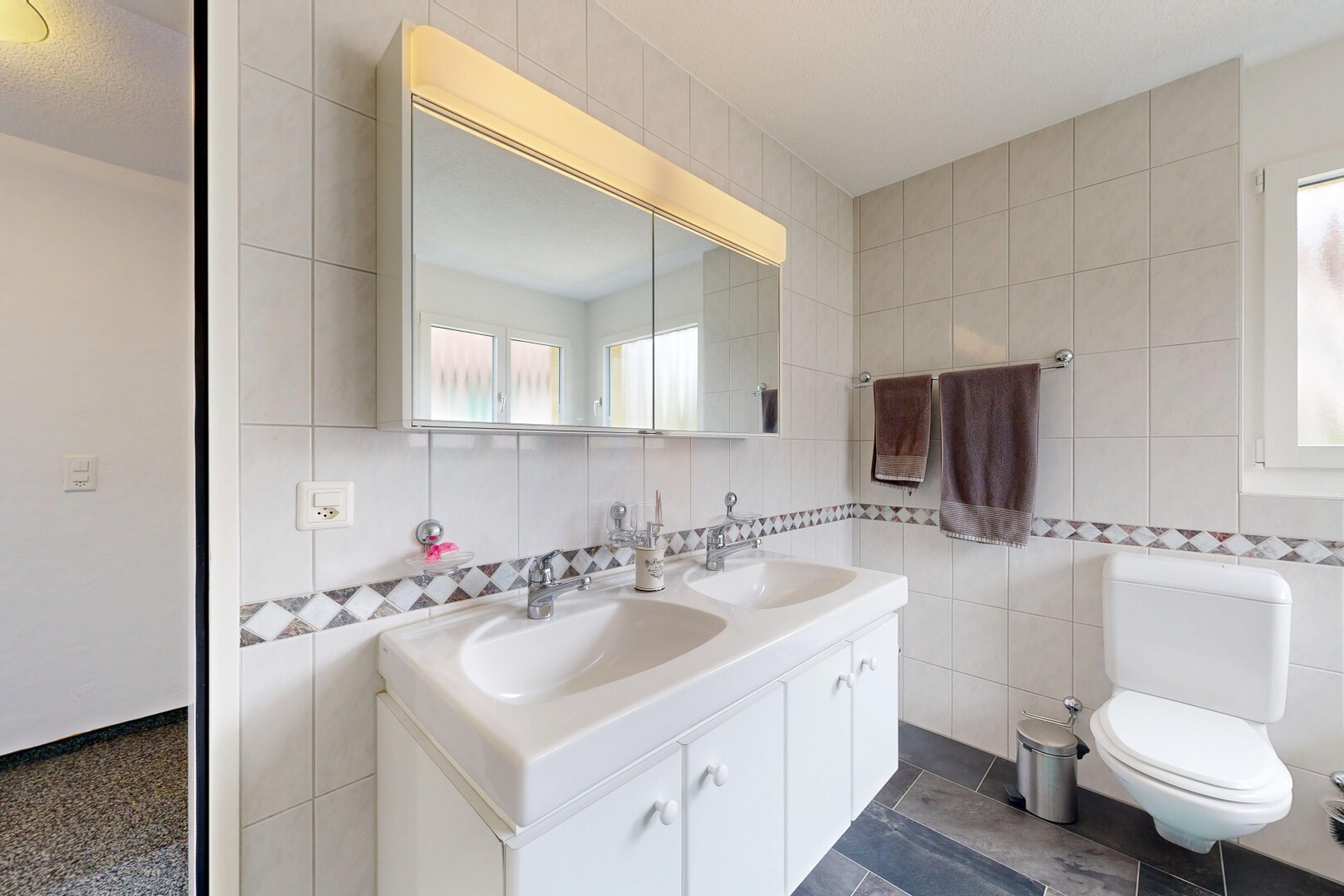 bad mit doppelwaschtisch, fliesenwand, tile wall, natürliches licht, und natural light