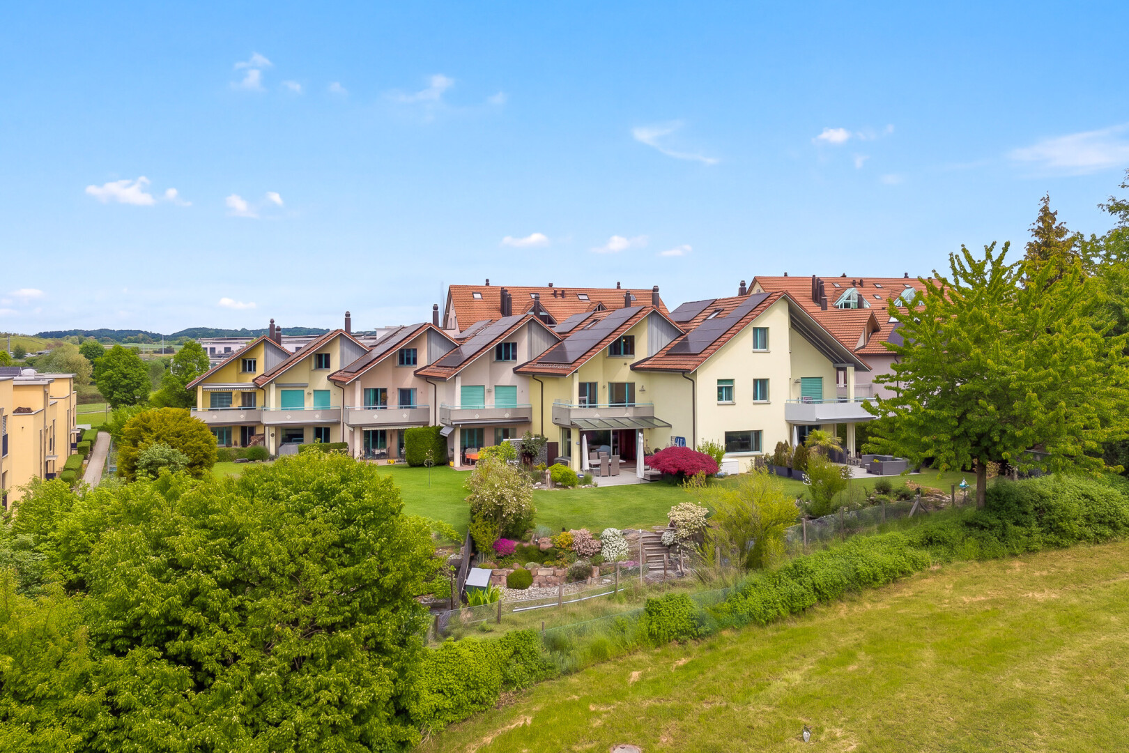 außenansicht mit day time, wohngebietblick, residential view, rasen, und stuckverkleidung