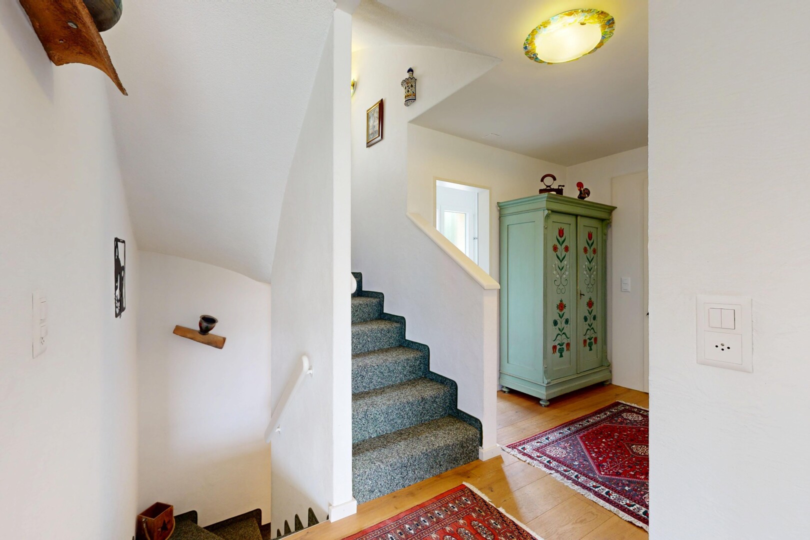 treppe mit treppen, inside property, gipskartonwand, drywall, und holzfußboden