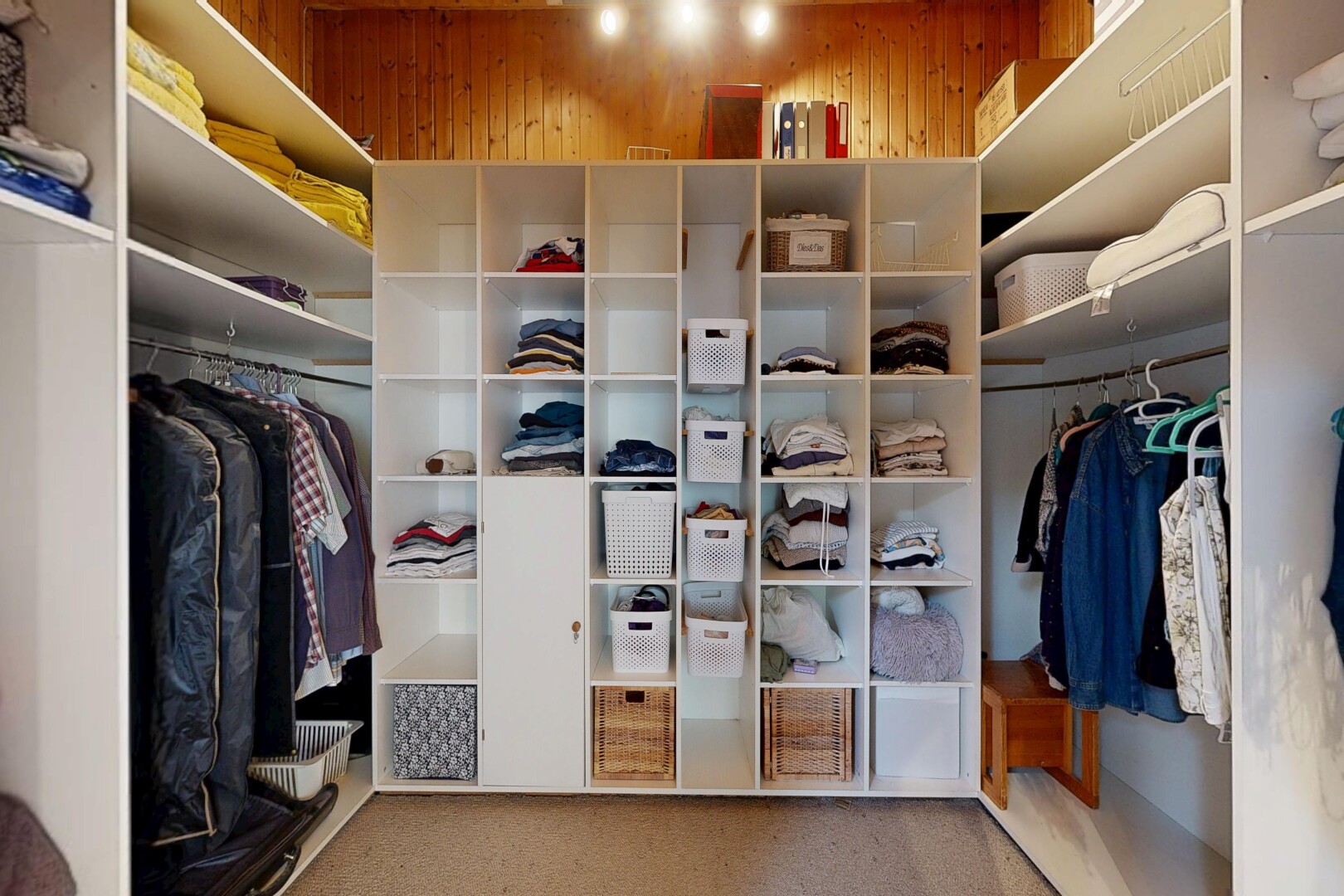 begehbarer kleiderschrank mit teppich, carpet, und light floor