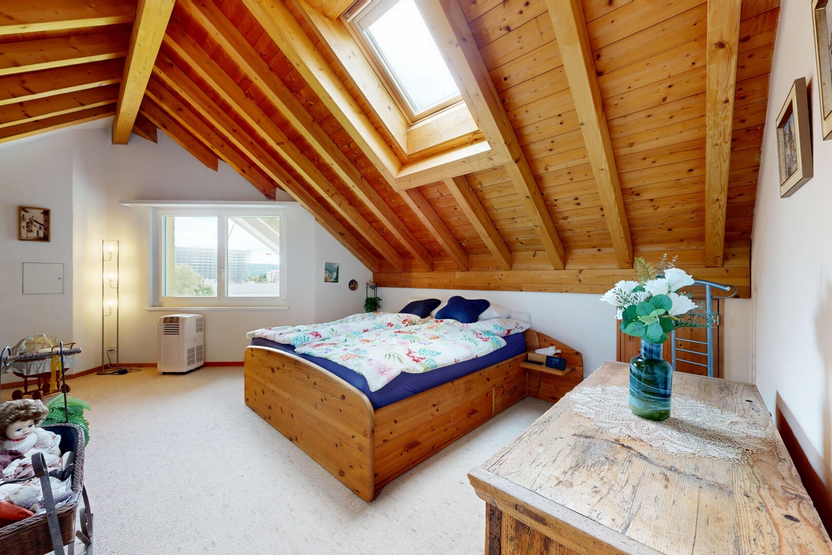 zimmer / schlafzimmer mit inside property, beamed ceiling, balkendecke, drywall, und gipskartonwand