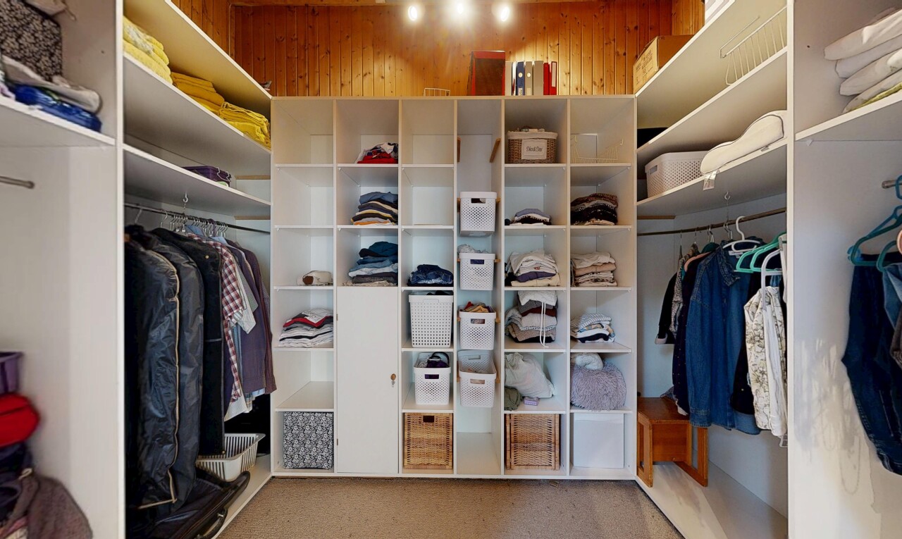 begehbarer kleiderschrank mit teppich, carpet, und light floor