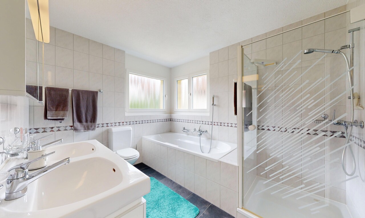 bad mit dusche, bad, doppelwaschtisch, komplettes badezimmer, und fliesenwand