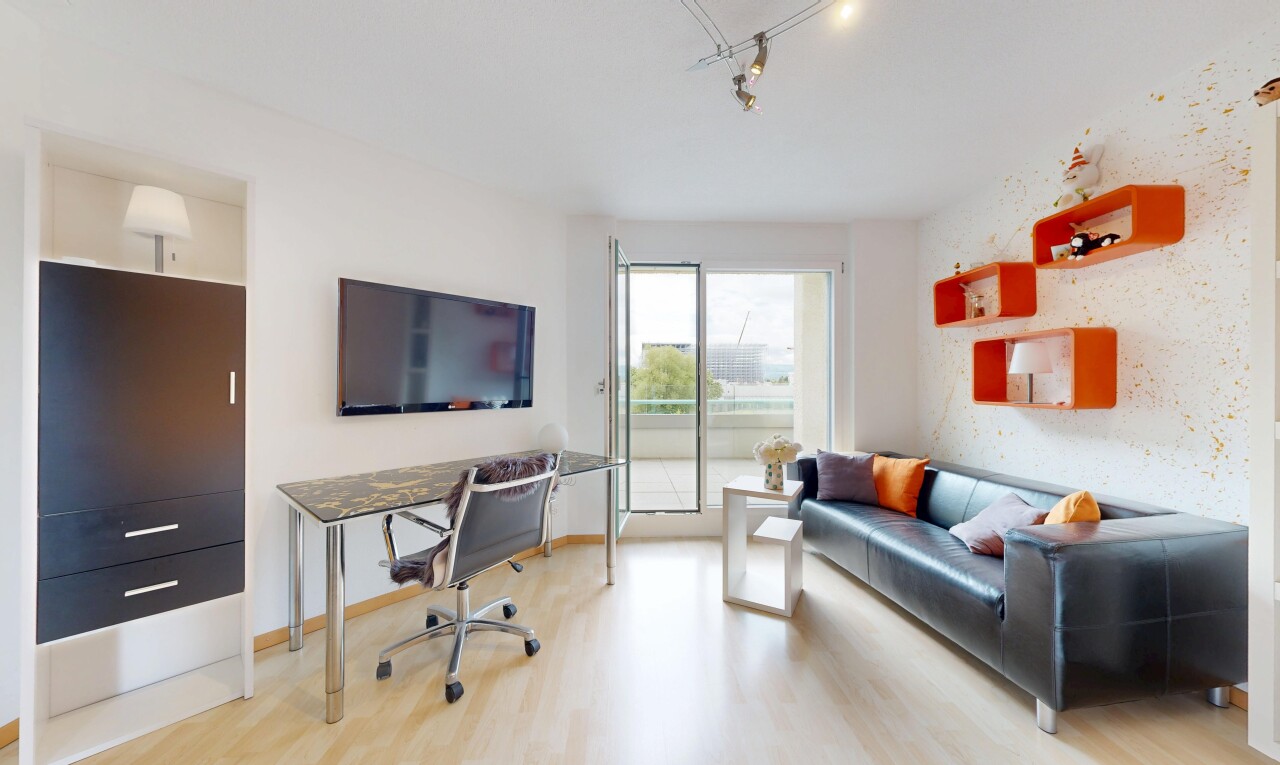 wohnzimmer mit fernseher, wood finish floor, holzfußboden, natural light, und natürliches licht