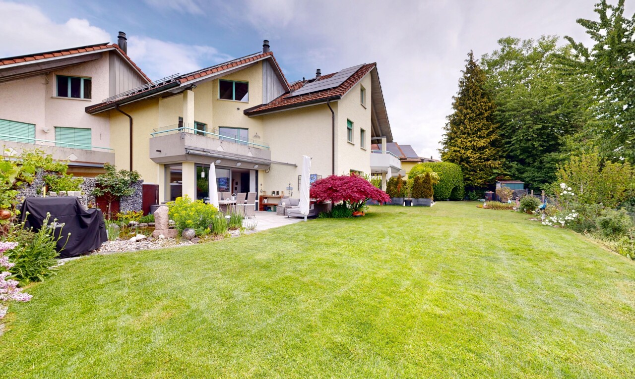 außenansicht mit balkon, solaranlage, from property, rasen, und stuckverkleidung