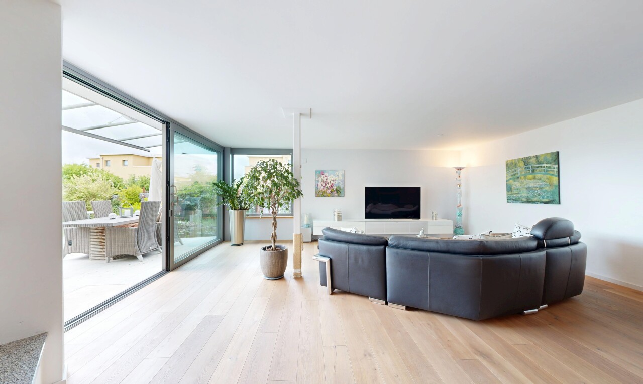 wohnzimmer mit floor ceiling windows, bodendeckenfenster, wood finish floor, holzfußboden, und inside property