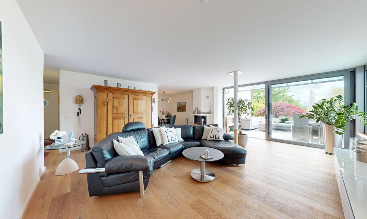 wohnzimmer mit holzfußboden, wood finish floor, inside property, natürliches licht, und natural light