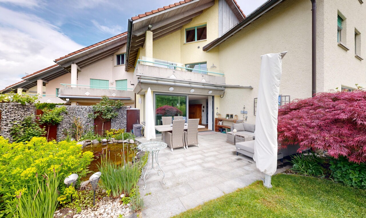 außenansicht mit essbereich im freien, balkon, stuckverkleidung, from property, und day time