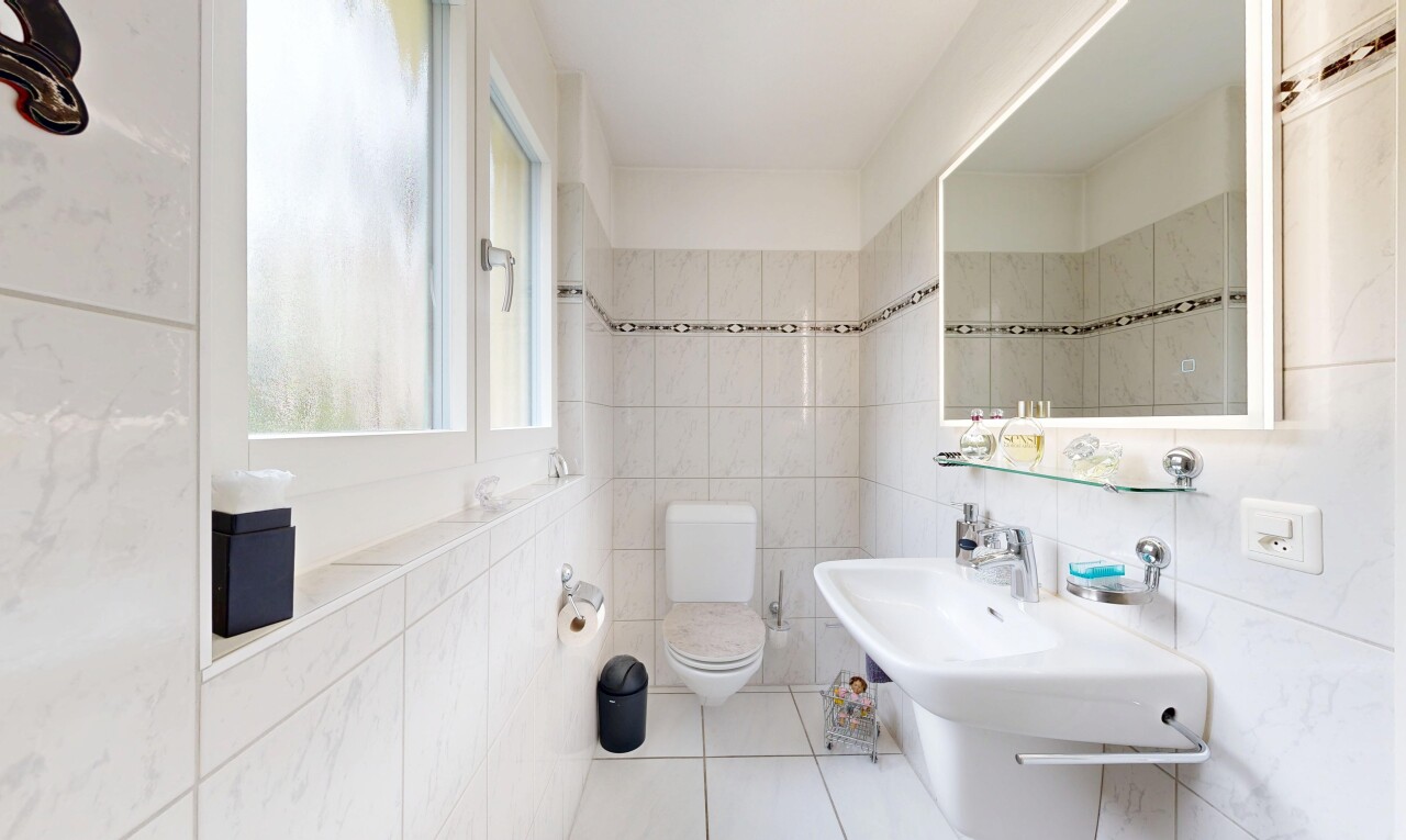 bad mit spiegel, inside property, fliesenwand, tile wall, und toilette