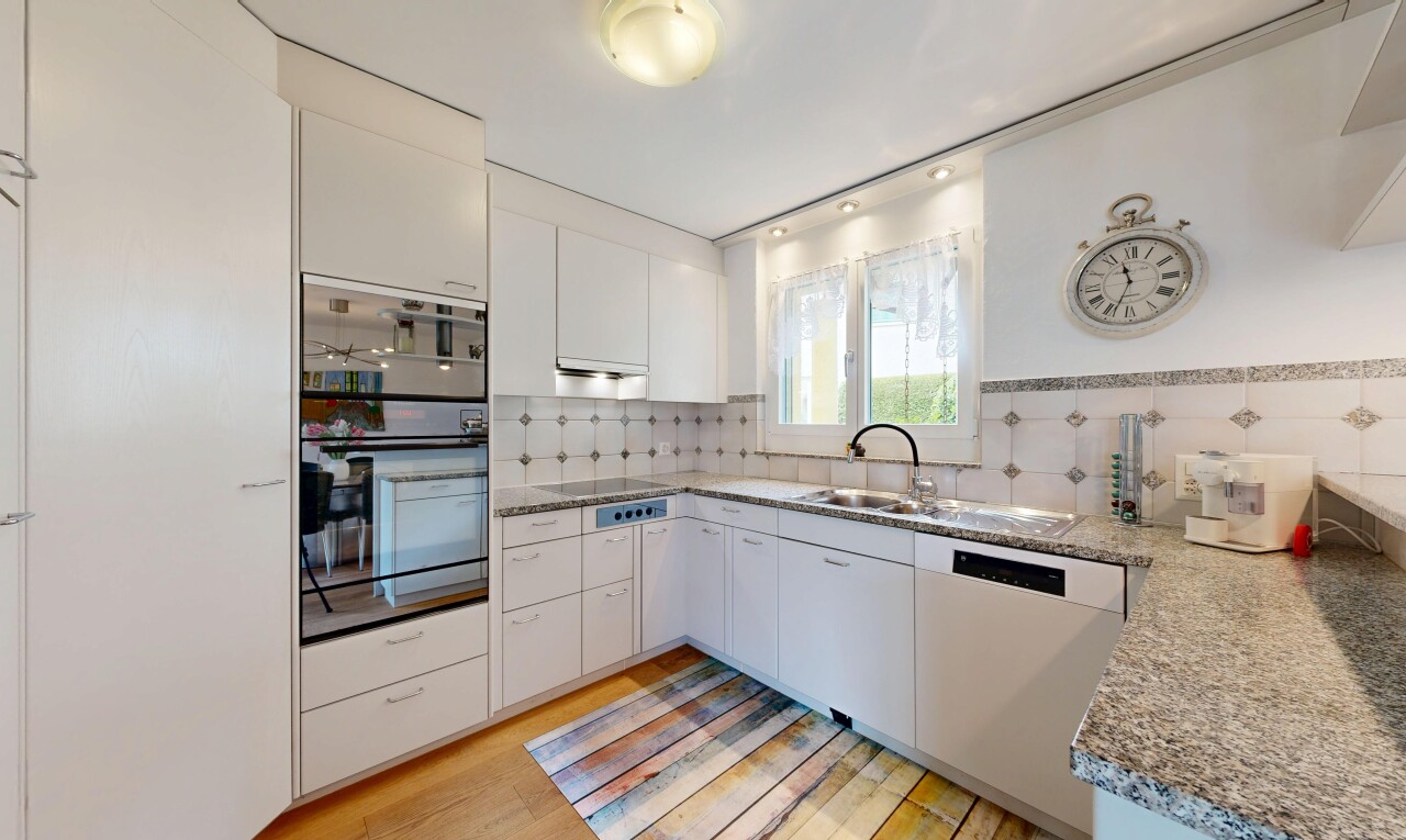 küche mit ofen, light floor, weiße schränke, white cabinets, und inside property