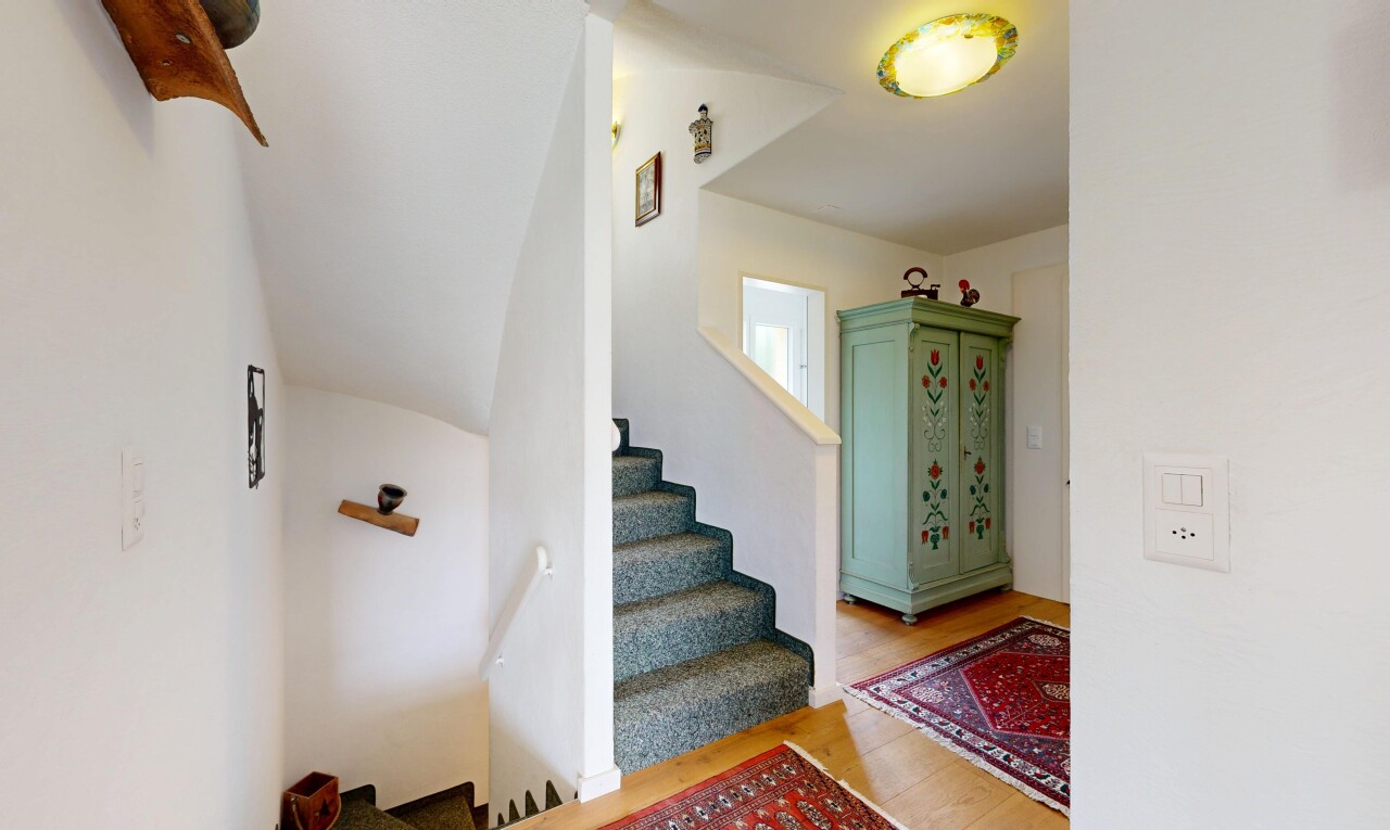 treppe mit treppen, inside property, gipskartonwand, drywall, und holzfußboden