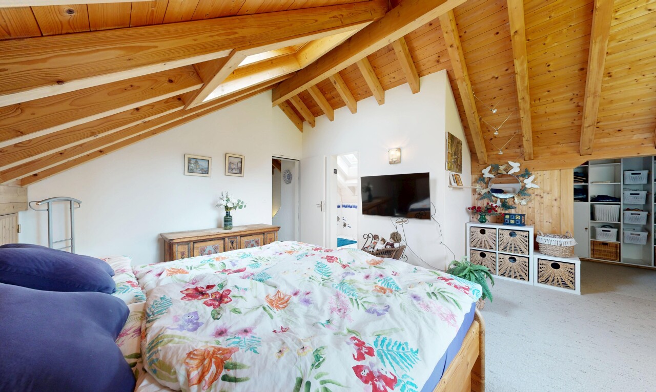 zimmer / schlafzimmer mit holzdecke, wood ceiling, inside property, teppich, und carpet