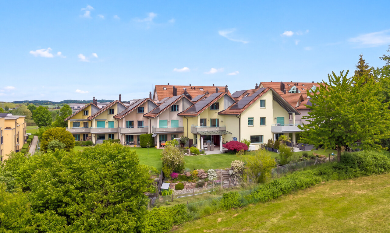 außenansicht mit day time, wohngebietblick, residential view, rasen, und stuckverkleidung