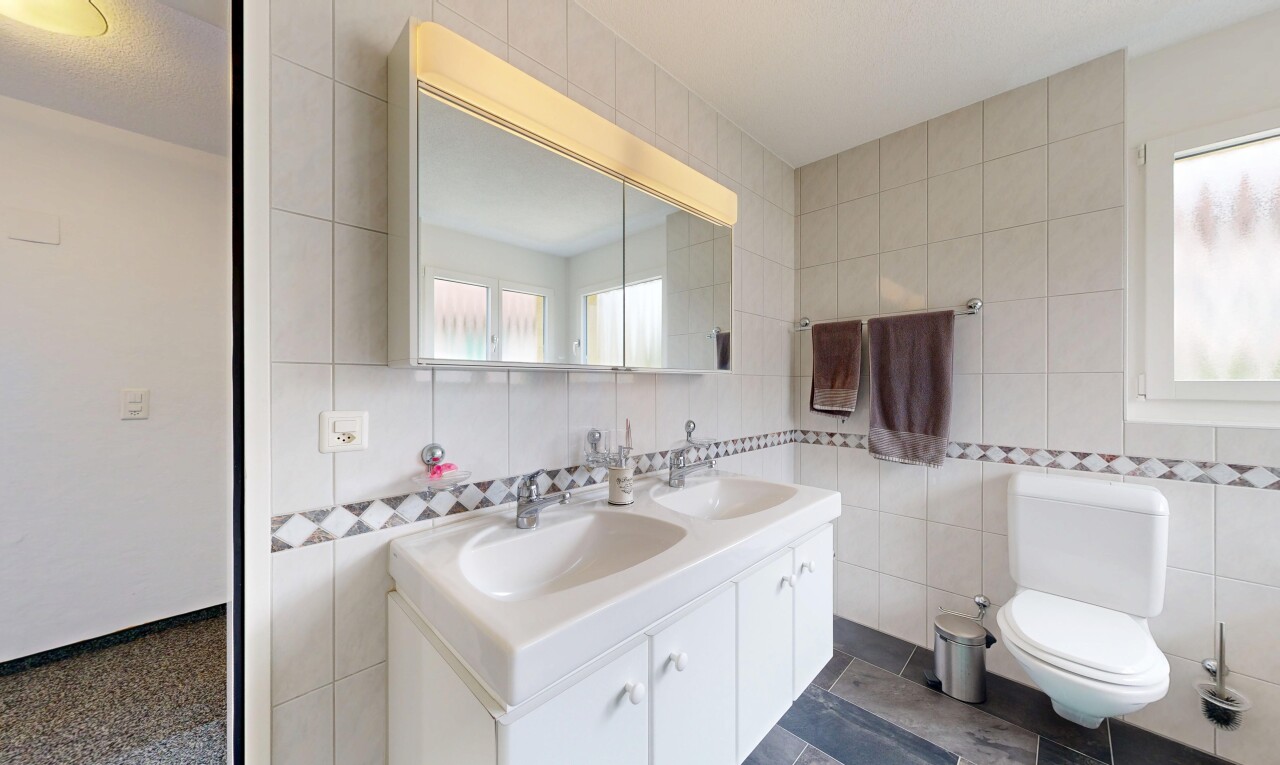 bad mit doppelwaschtisch, fliesenwand, tile wall, natürliches licht, und natural light