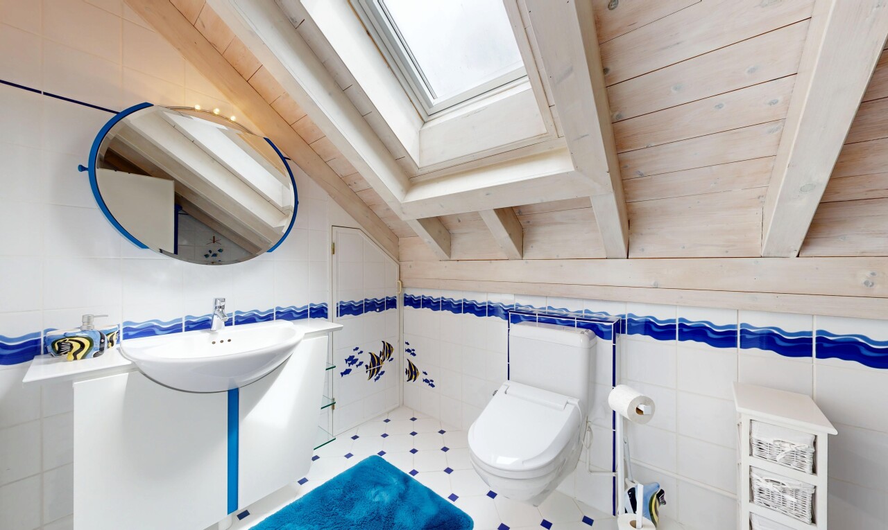 bad mit fliesenwand, tile wall, toilette, spiegel, und inside property