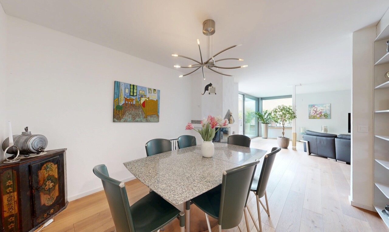 esszimmer mit wood finish floor, holzfußboden, bemerkenswerter kronleuchter, drywall, und gipskartonwand