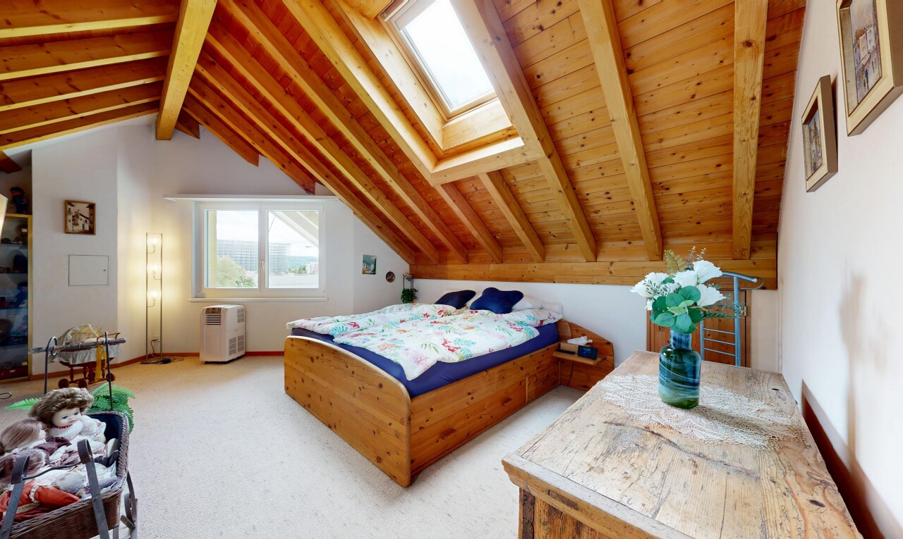 zimmer / schlafzimmer mit inside property, beamed ceiling, balkendecke, drywall, und gipskartonwand