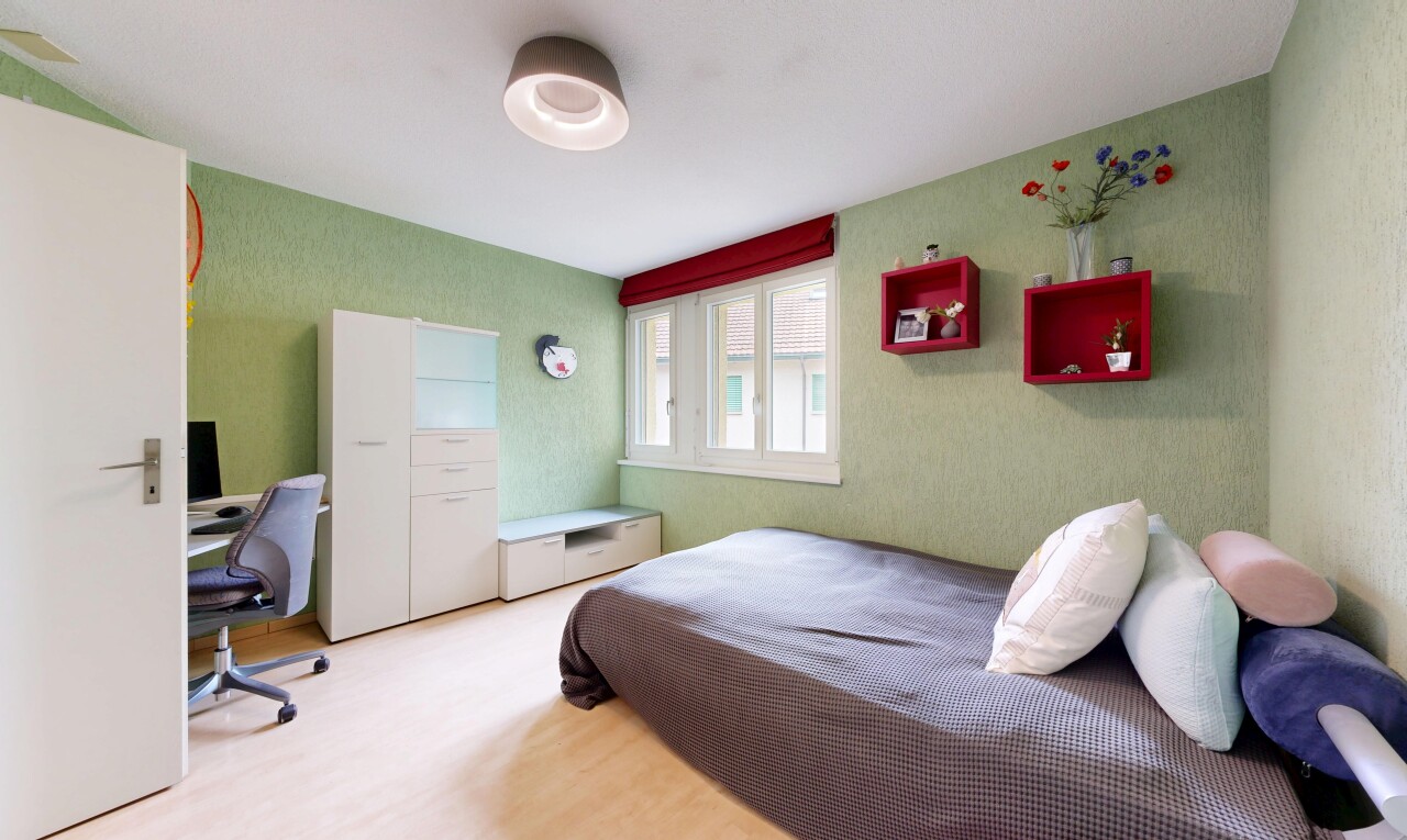 zimmer / schlafzimmer mit tapetenwand, wallpaper wall, bürobereich, natürliches licht, und natural light