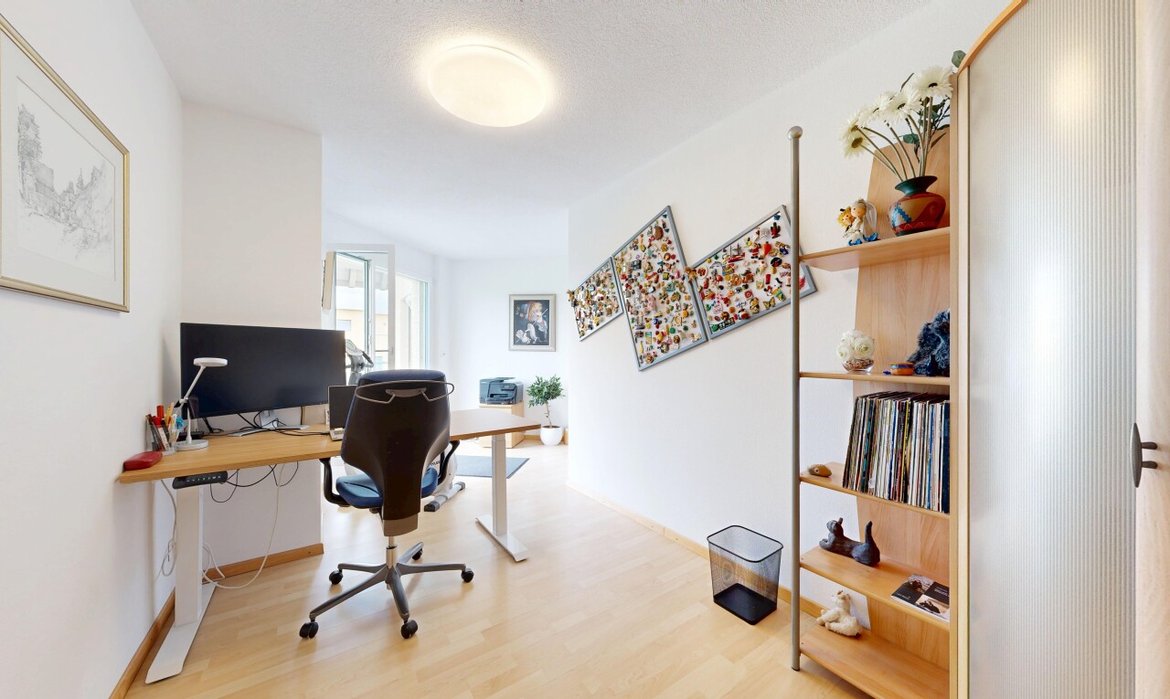 büro mit bürobereich, natural light, natürliches licht, inside property, und wood finish floor