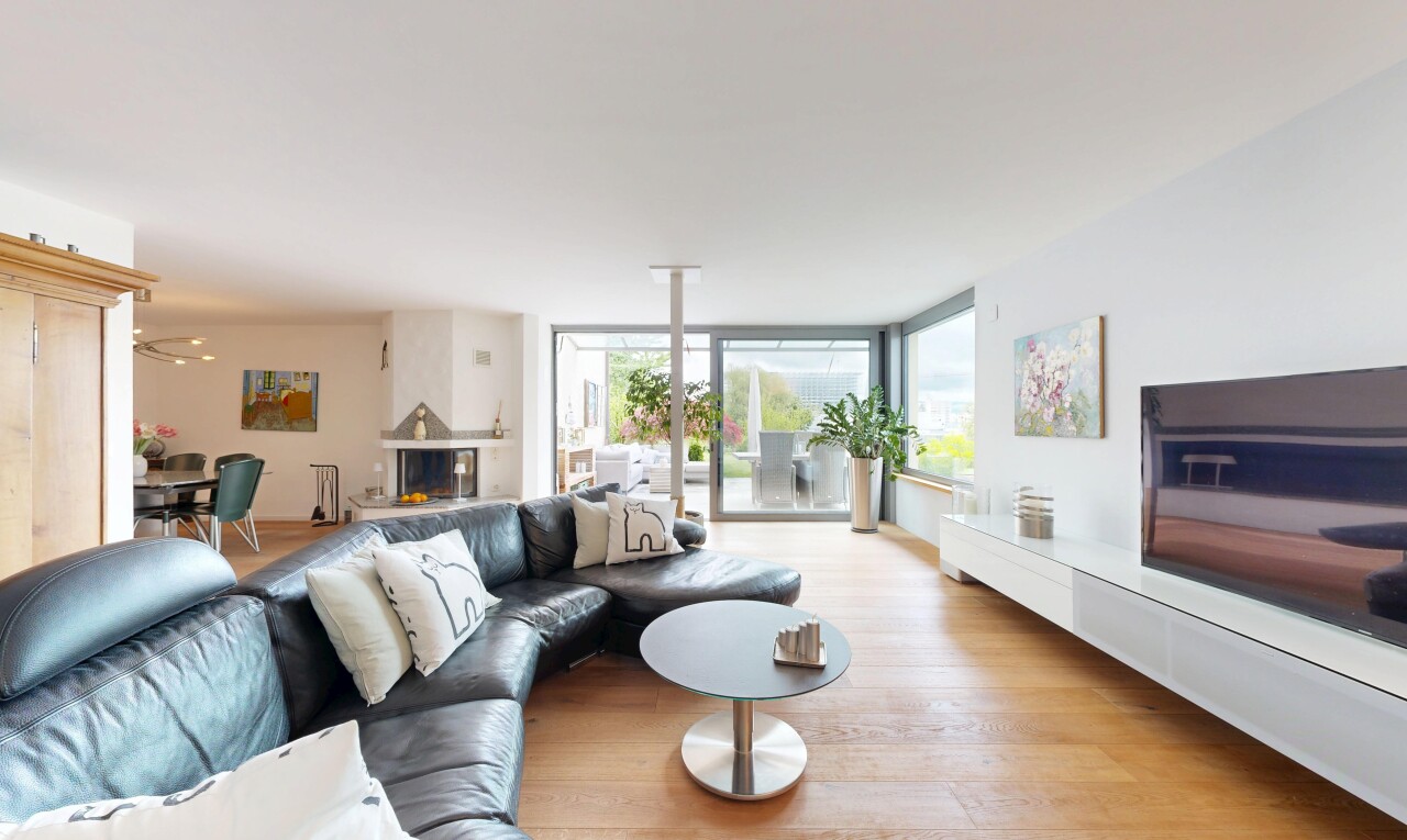 wohnzimmer mit bodendeckenfenster, floor ceiling windows, holzfußboden, wood finish floor, und natürliches licht