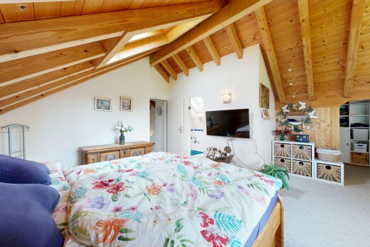 zimmer / schlafzimmer mit holzdecke, wood ceiling, inside property, teppich, und carpet