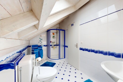 bad mit dusche, fliesenwand, tile wall, komplettes badezimmer, und toilette