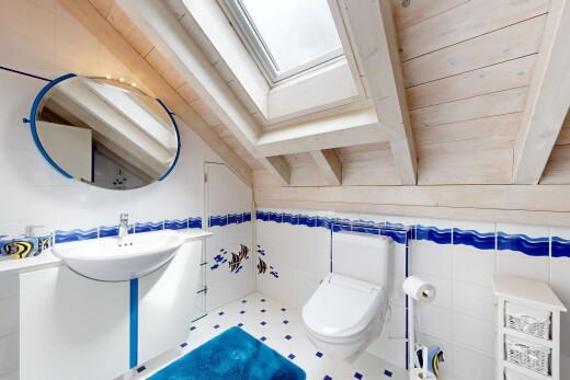 bad mit fliesenwand, tile wall, toilette, spiegel, und inside property