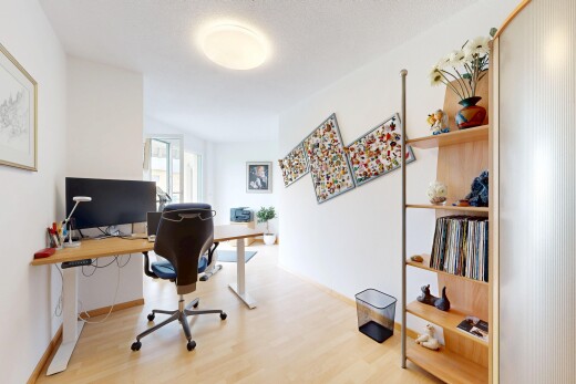 büro mit bürobereich, natural light, natürliches licht, inside property, und wood finish floor