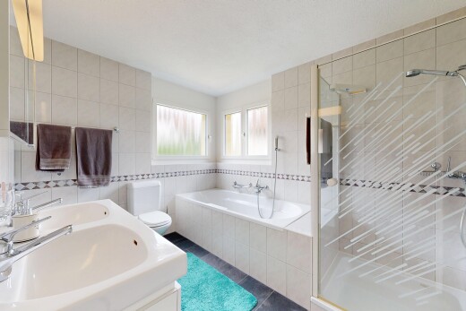bad mit dusche, bad, doppelwaschtisch, komplettes badezimmer, und fliesenwand