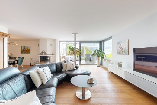wohnzimmer mit bodendeckenfenster, floor ceiling windows, holzfußboden, wood finish floor, und natürliches licht