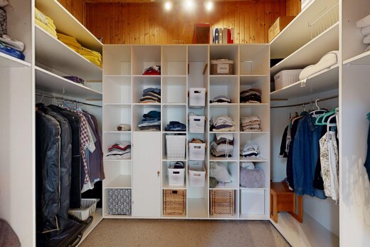 begehbarer kleiderschrank mit teppich, carpet, und light floor