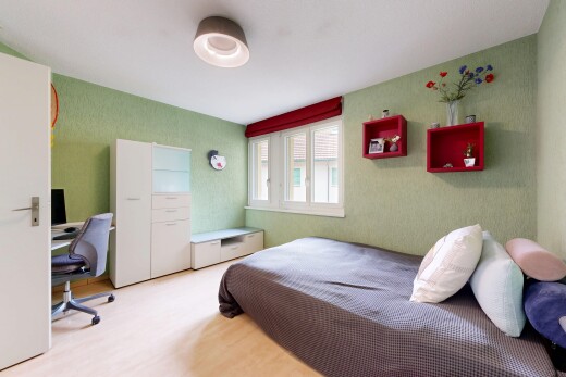 zimmer / schlafzimmer mit tapetenwand, wallpaper wall, bürobereich, natürliches licht, und natural light