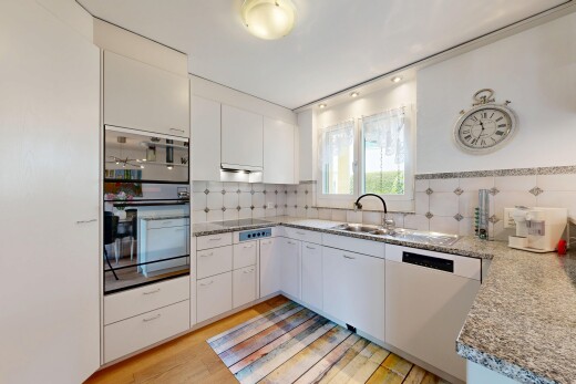 küche mit ofen, light floor, weiße schränke, white cabinets, und inside property