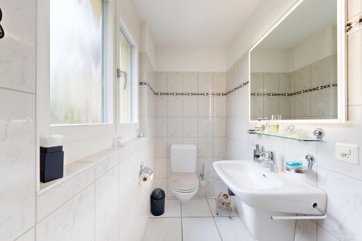 bad mit spiegel, inside property, fliesenwand, tile wall, und toilette