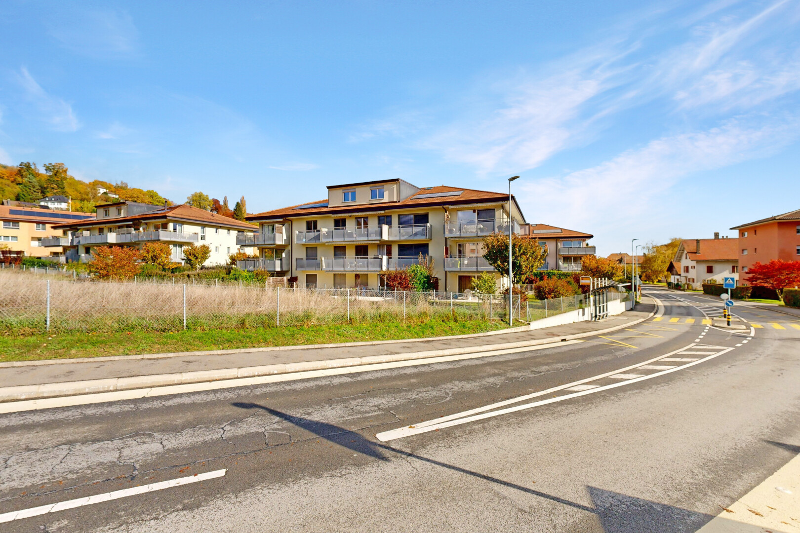extérieur du bâtiment avec day time et clôture