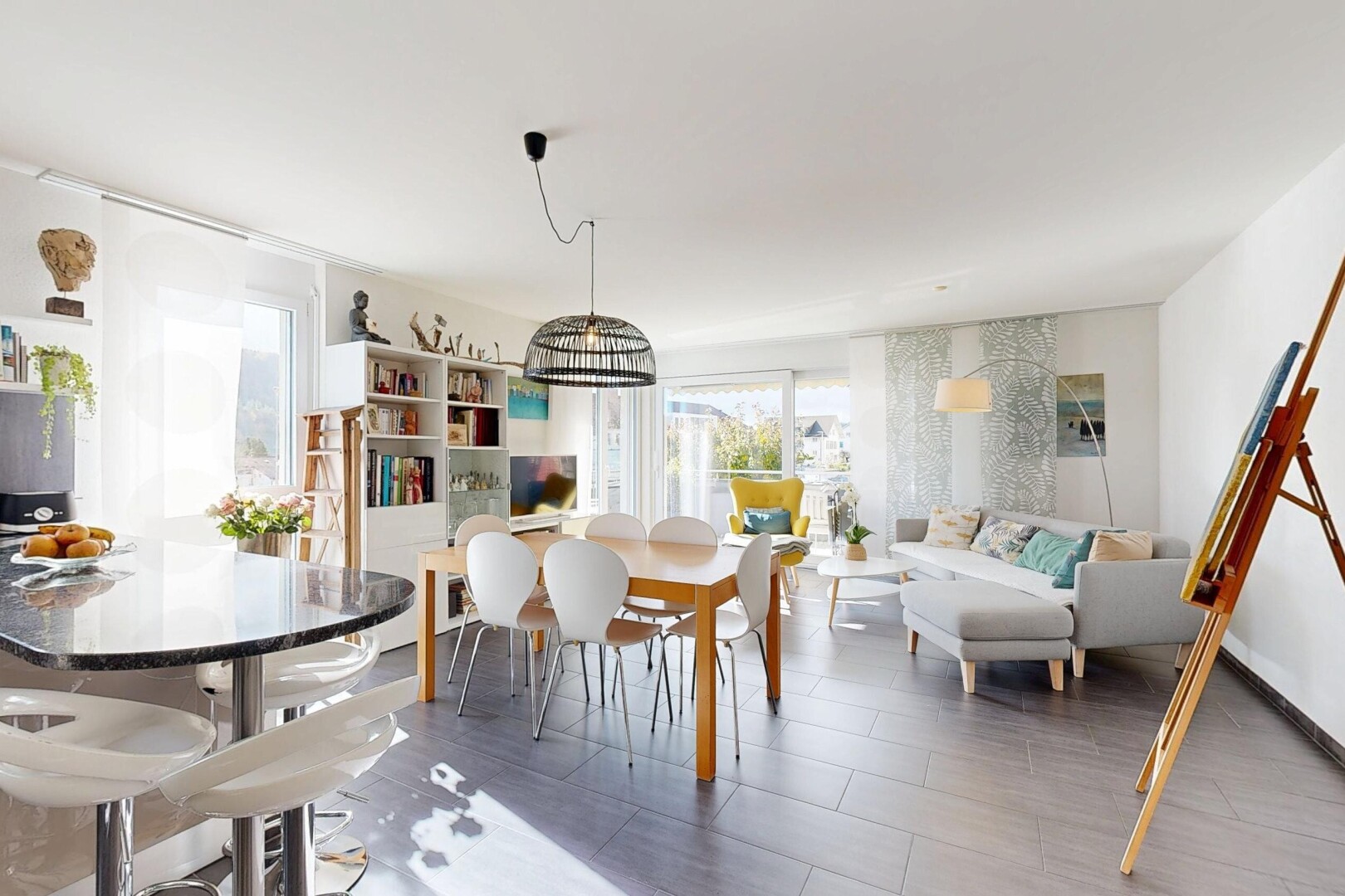 salon / salle à manger avec natural light, lumière naturelle, inside property, drywall, et cloison sèche