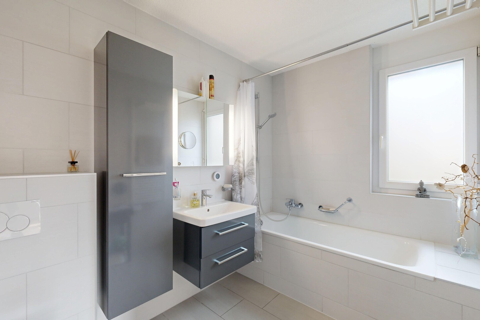 salle de bains avec salle de bain complète, lavabo (ou coiffeuse selon le contexte), miroir, inside property, et lumière naturelle