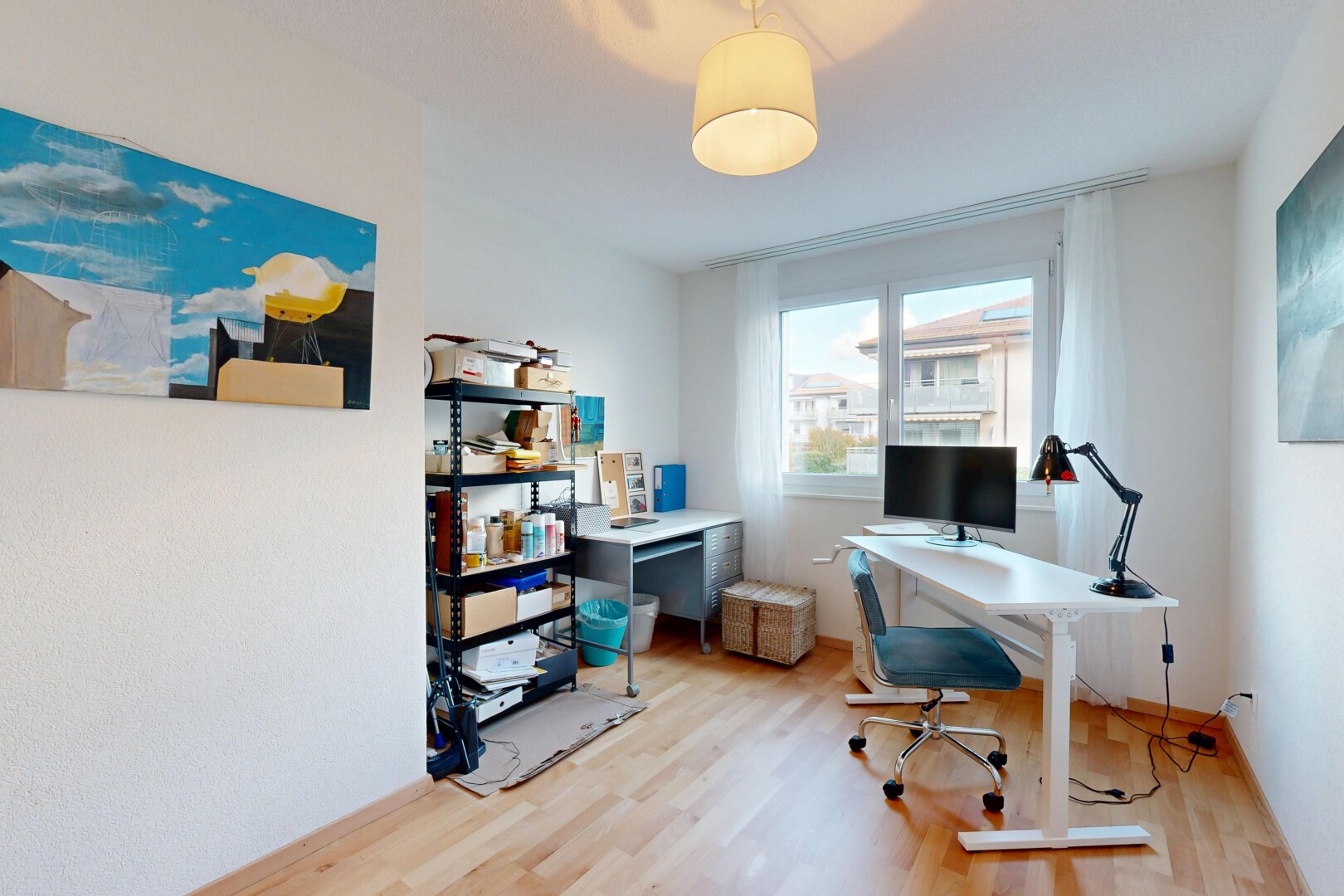 bureau avec espace bureau, natural light, lumière naturelle, wood finish floor, et sol en finition bois